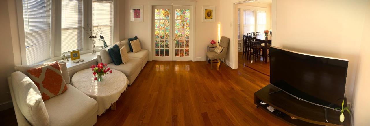 Near Train Station Gorgeous 3-Bedroom Apartment With Patios Boston Exteriér fotografie