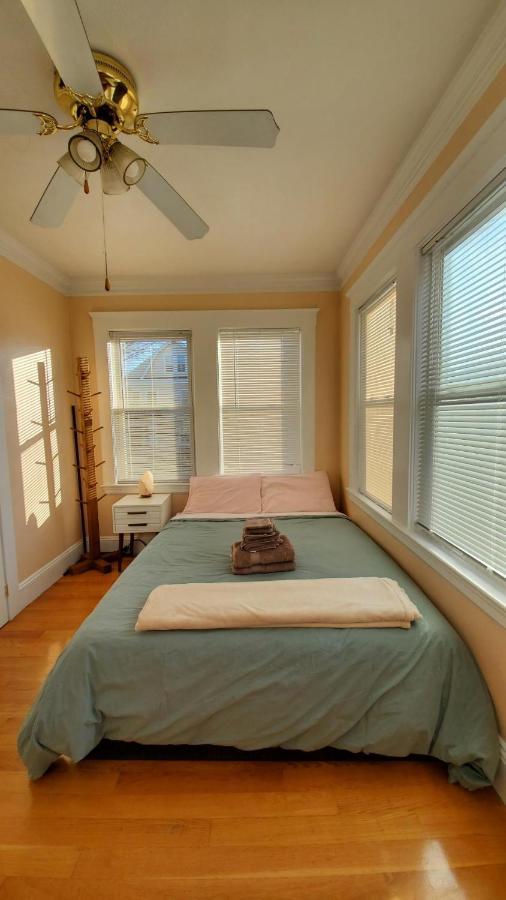 Near Train Station Gorgeous 3-Bedroom Apartment With Patios Boston Exteriér fotografie