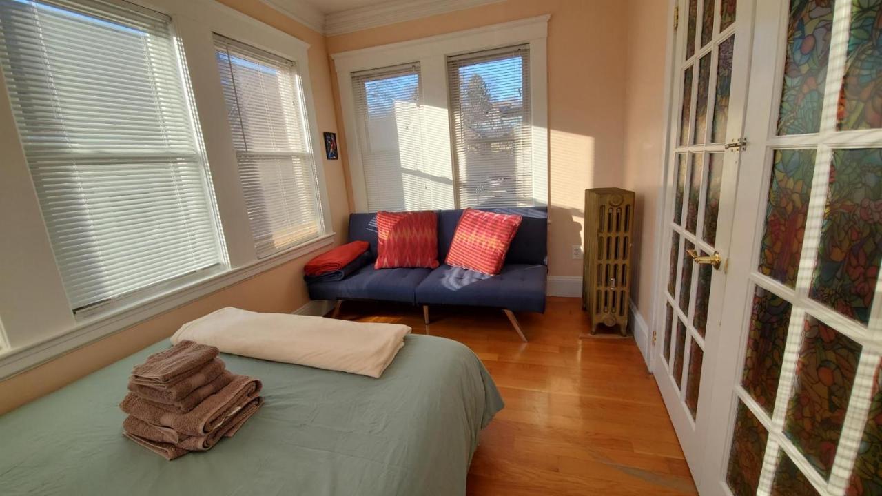 Near Train Station Gorgeous 3-Bedroom Apartment With Patios Boston Exteriér fotografie